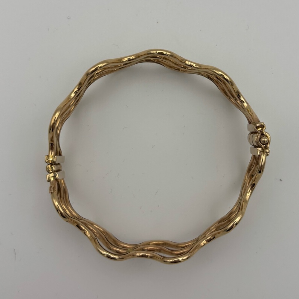 Elegant Gold Wave Bracelet - Picture 6 of 6
